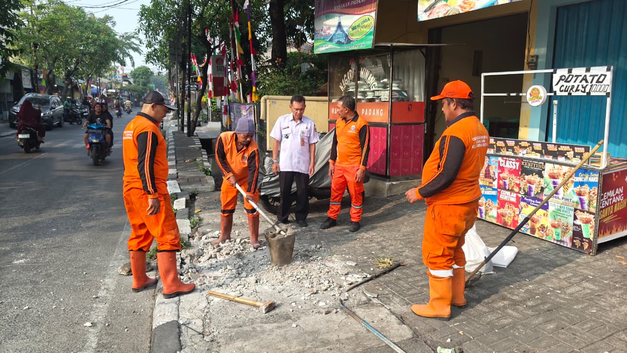 Lurah Rawa Badak Selatan Monitoring Pengerjaan Saluran di Jl. Alur Laut RW 04 5