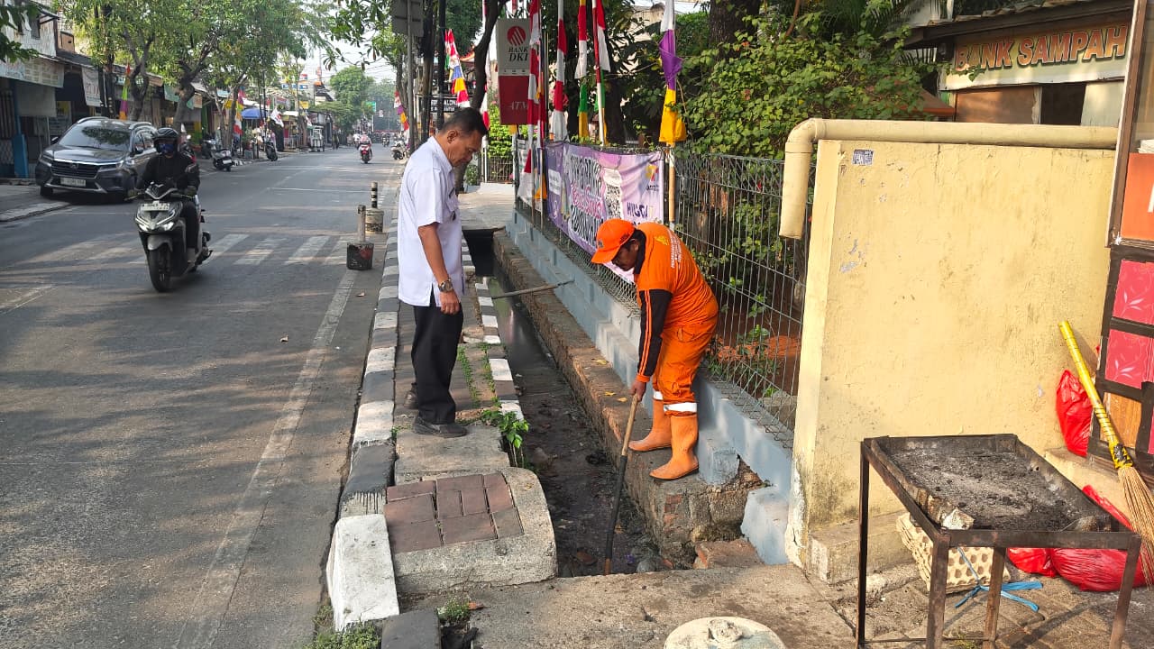 Lurah Rawa Badak Selatan Monitoring Pengerjaan Saluran di Jl. Alur Laut RW 04 2