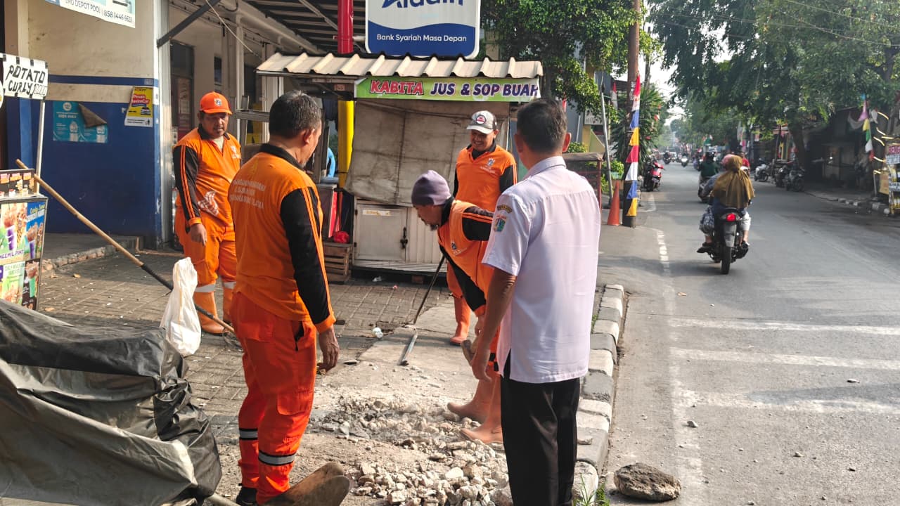 Lurah Rawa Badak Selatan Monitoring Pengerjaan Saluran di Jl. Alur Laut RW 04 3