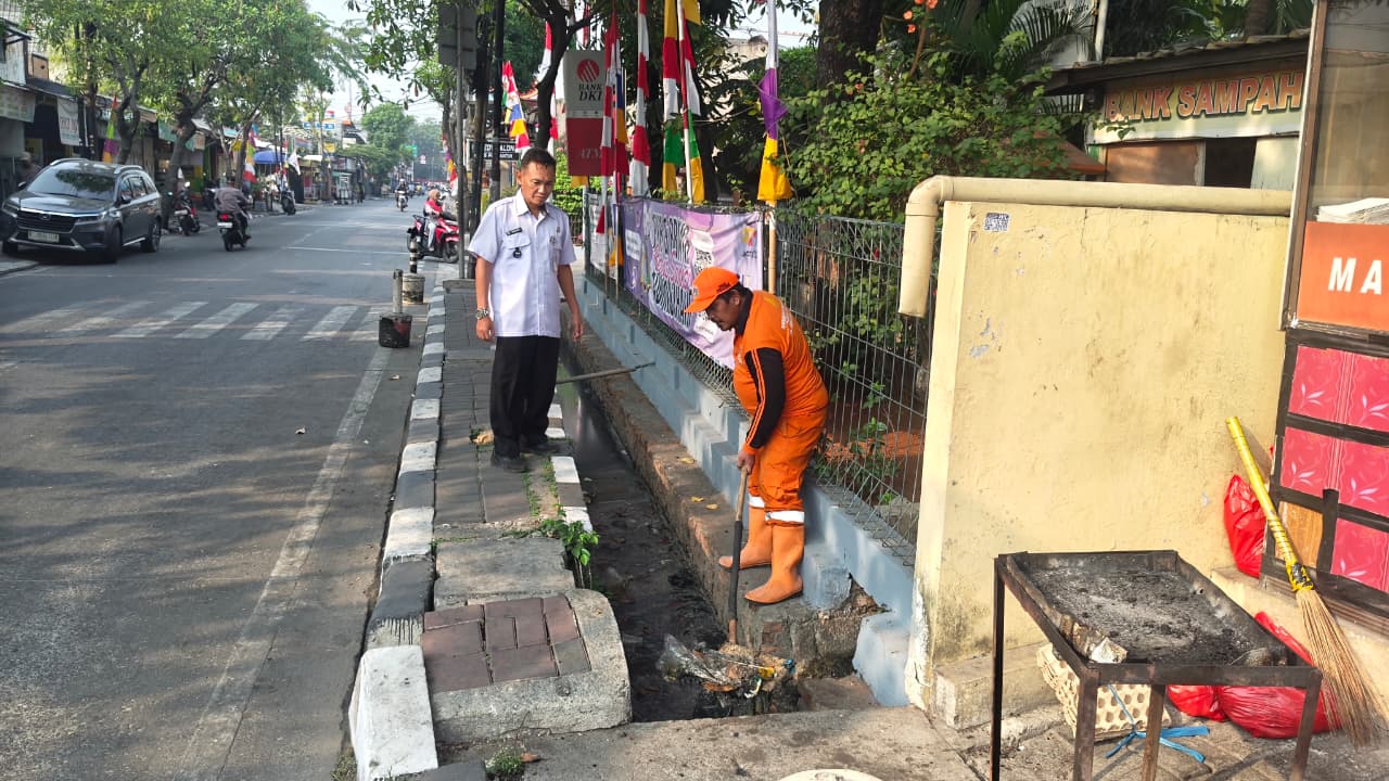 Lurah Rawa Badak Selatan Monitoring Pengerjaan Saluran di Jl. Alur Laut RW 04 1