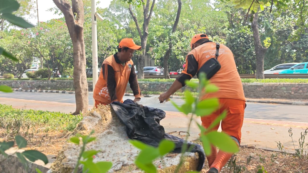 PPSU Rawa Badak Selatan Bersama UPS Badan Air Bersihkan Saluran di Taman Tablo 3