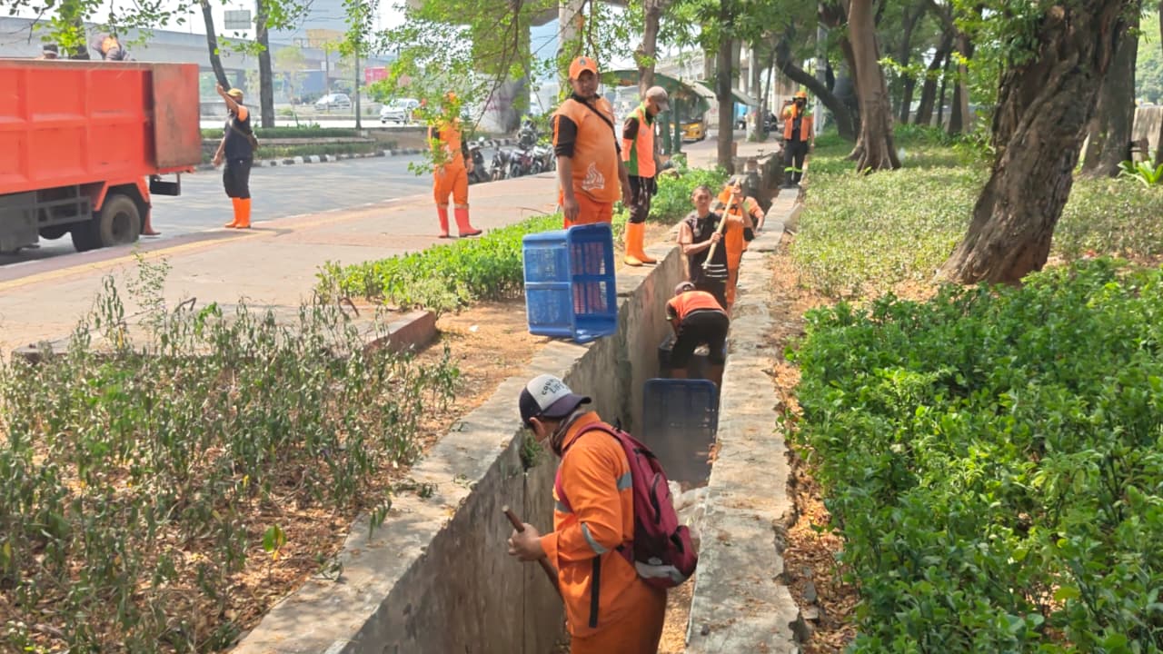 PPSU Rawa Badak Selatan Bersama UPS Badan Air Bersihkan Saluran di Taman Tablo 4
