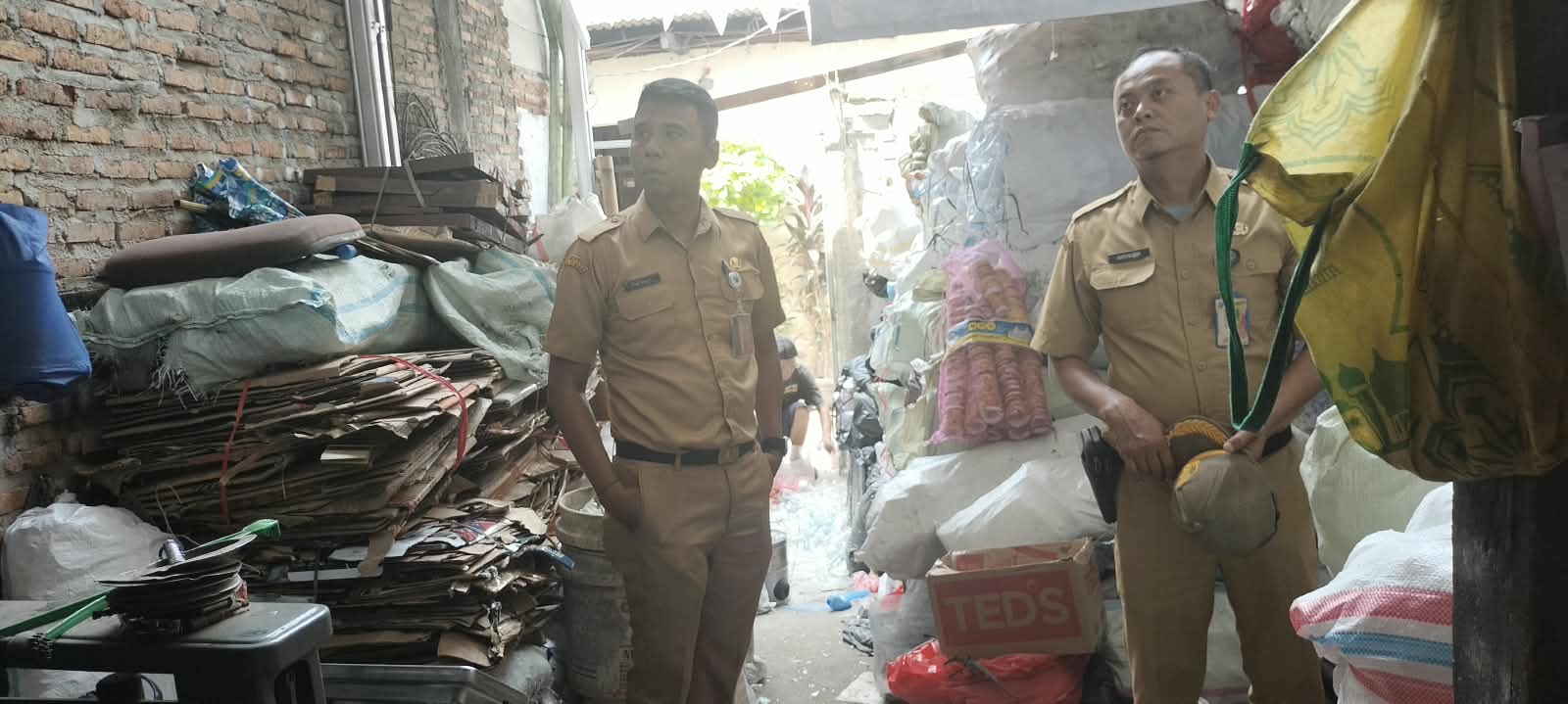 Lurah Rawa Badak Selatan Kunjungi Bank Sampah “Rizki Bina Sejahtera” di RW 02 2