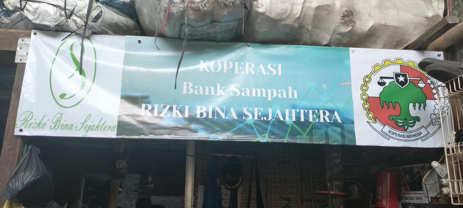 Lurah Rawa Badak Selatan Kunjungi Bank Sampah “Rizki Bina Sejahtera” di RW 02 1