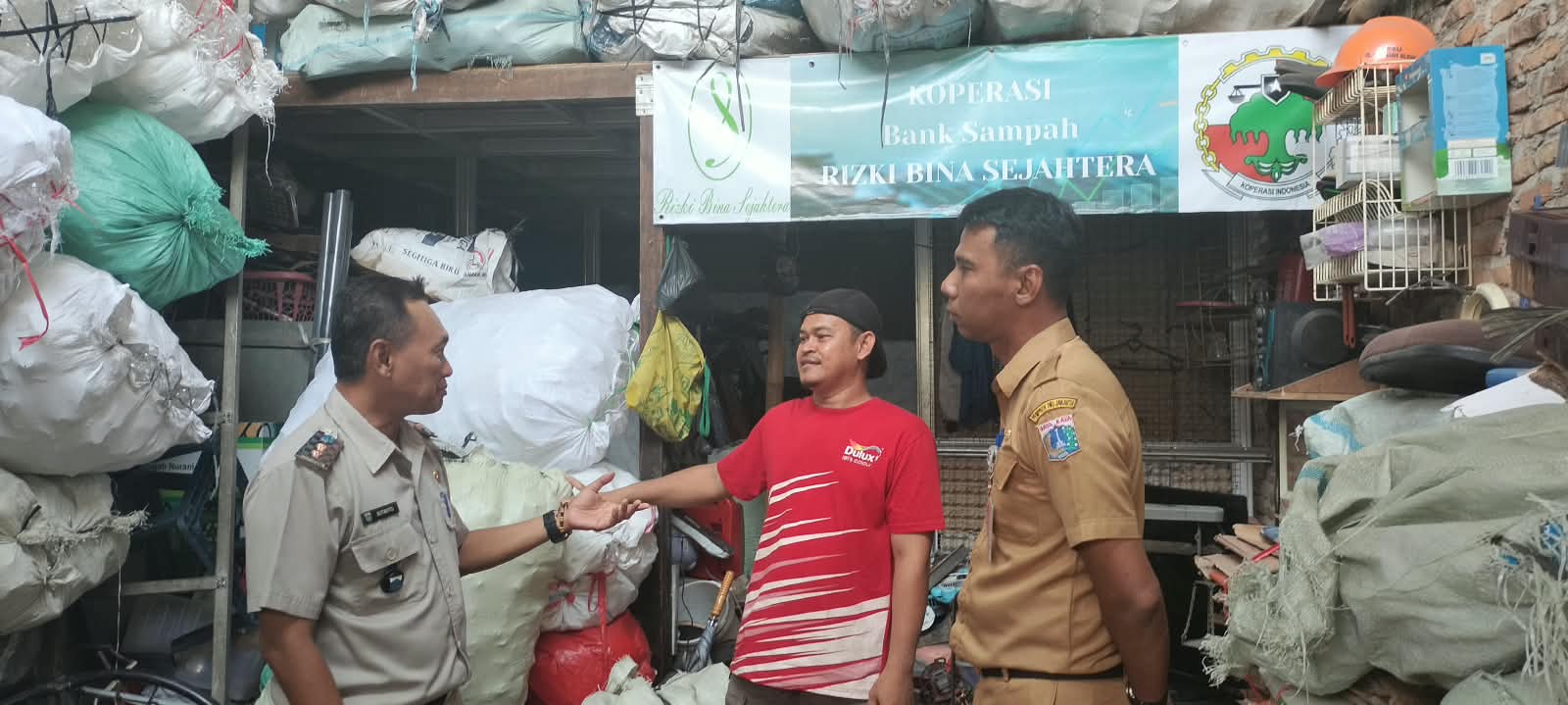 Lurah Rawa Badak Selatan Kunjungi Bank Sampah “Rizki Bina Sejahtera” di RW 02 4