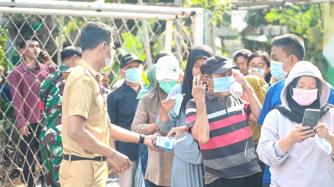 Monitoring Pembagian Bantuan Sosial dari Kementerian Sosial di RPTRA Rasela 2