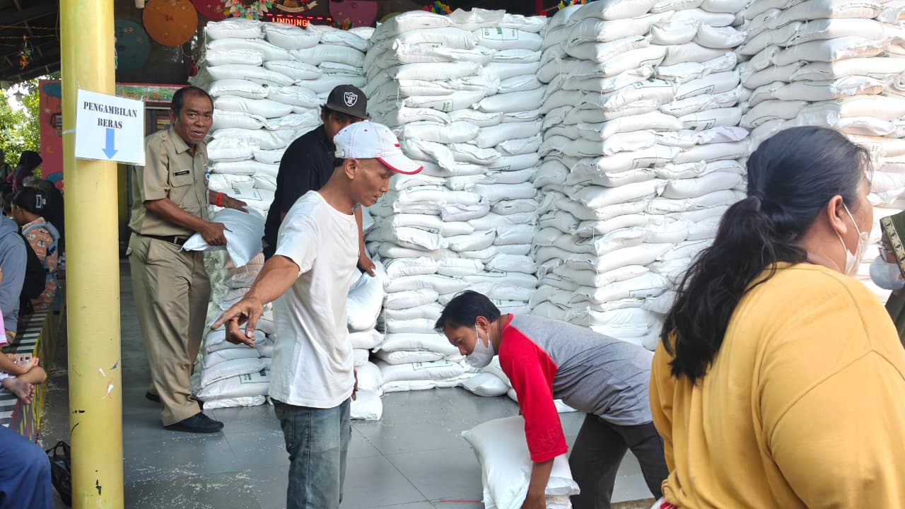 Monitoring Pembagian Bantuan Sosial dari Kementerian Sosial di RPTRA Rasela 1