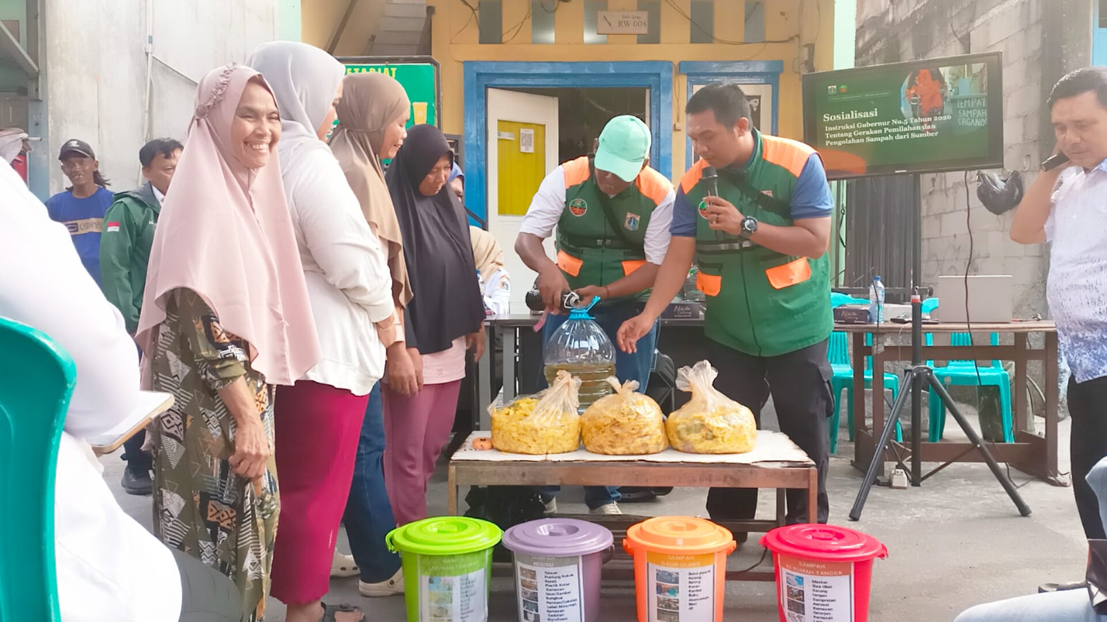 Sosialisasi Gerakan Pilah Sampah di Wilayah RW 008 Kelurahan Koja 1