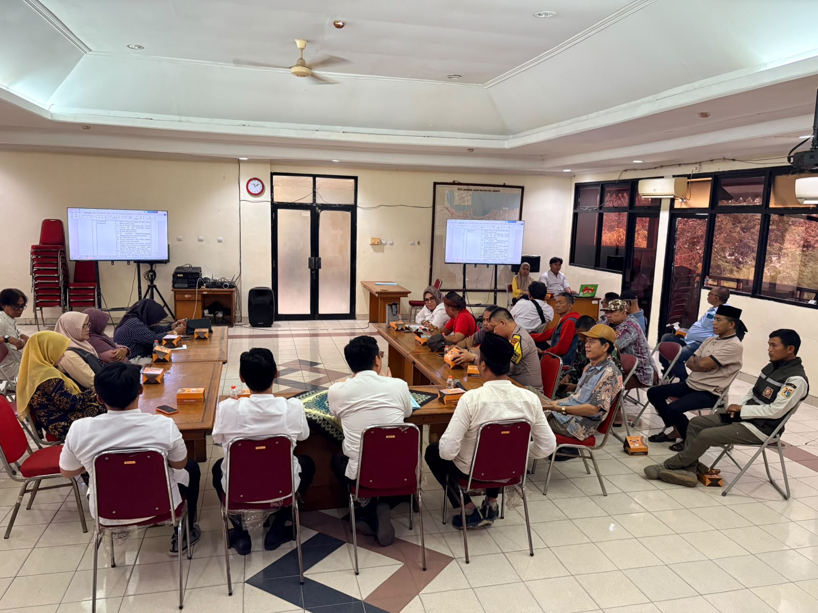 Rapat Pembahasan Standar Pelayanan Kelurahan Kalibaru Tahun 2026 4