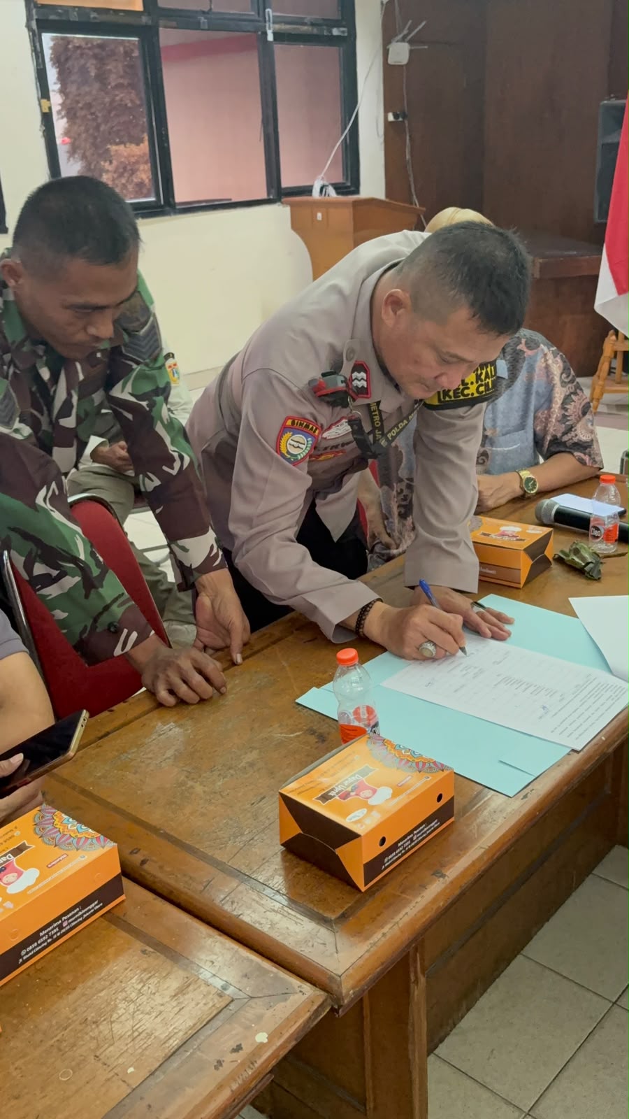 Rapat Pembahasan Standar Pelayanan Kelurahan Kalibaru Tahun 2026 2