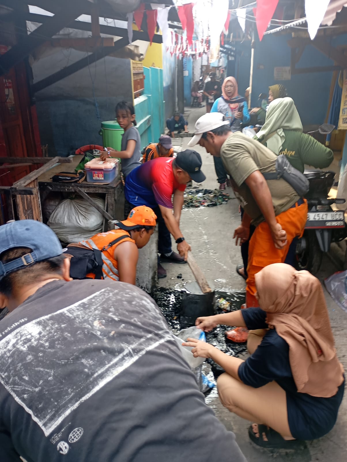 Kerja Bakti Kelurahan Kalibaru di Wilayah RW 06 2