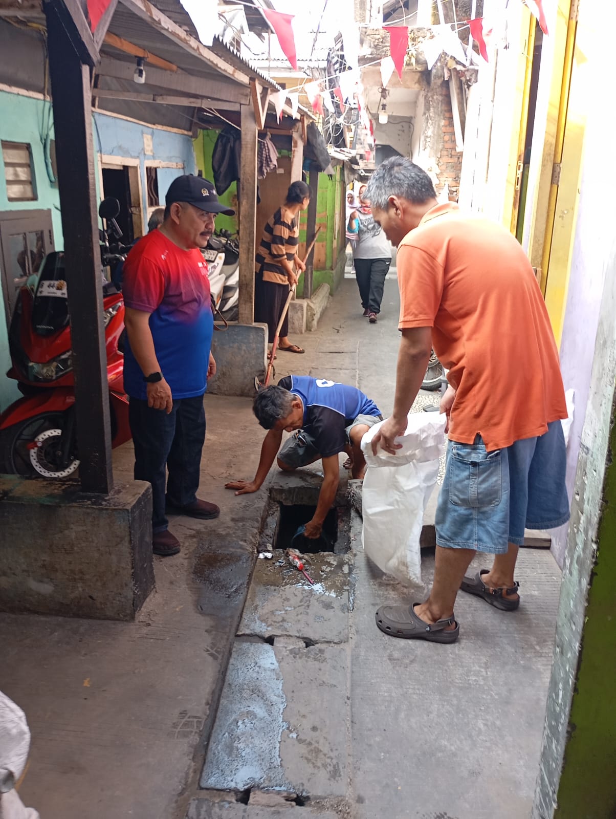Kerja Bakti Kelurahan Kalibaru di Wilayah RW 06 4