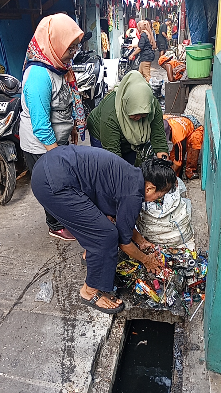 Kerja Bakti Kelurahan Kalibaru di Wilayah RW 06 3