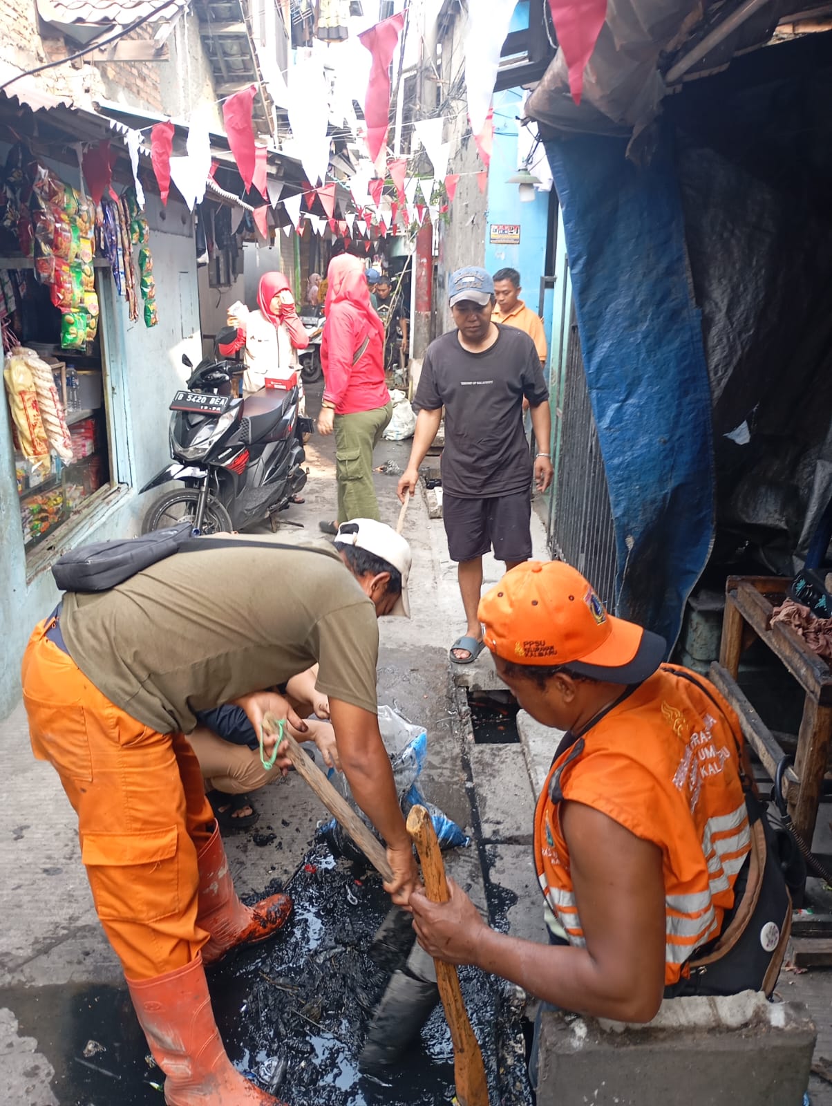 Kerja Bakti Kelurahan Kalibaru di Wilayah RW 06 1