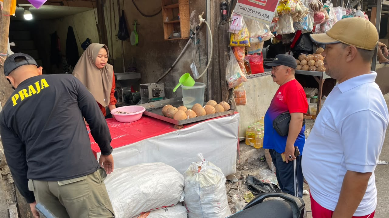Monitoring Berkala terhadap Para Pedagang di Kawasan Pasar Kalibaru 2