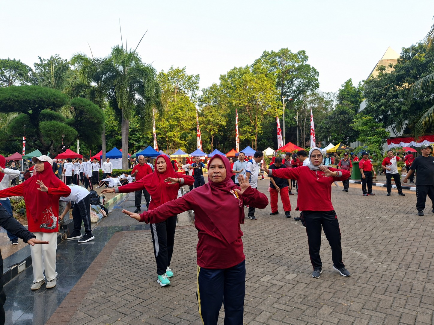 Lurah Kalibaru Beserta Jajaran Mengikuti Senam Primadona 1