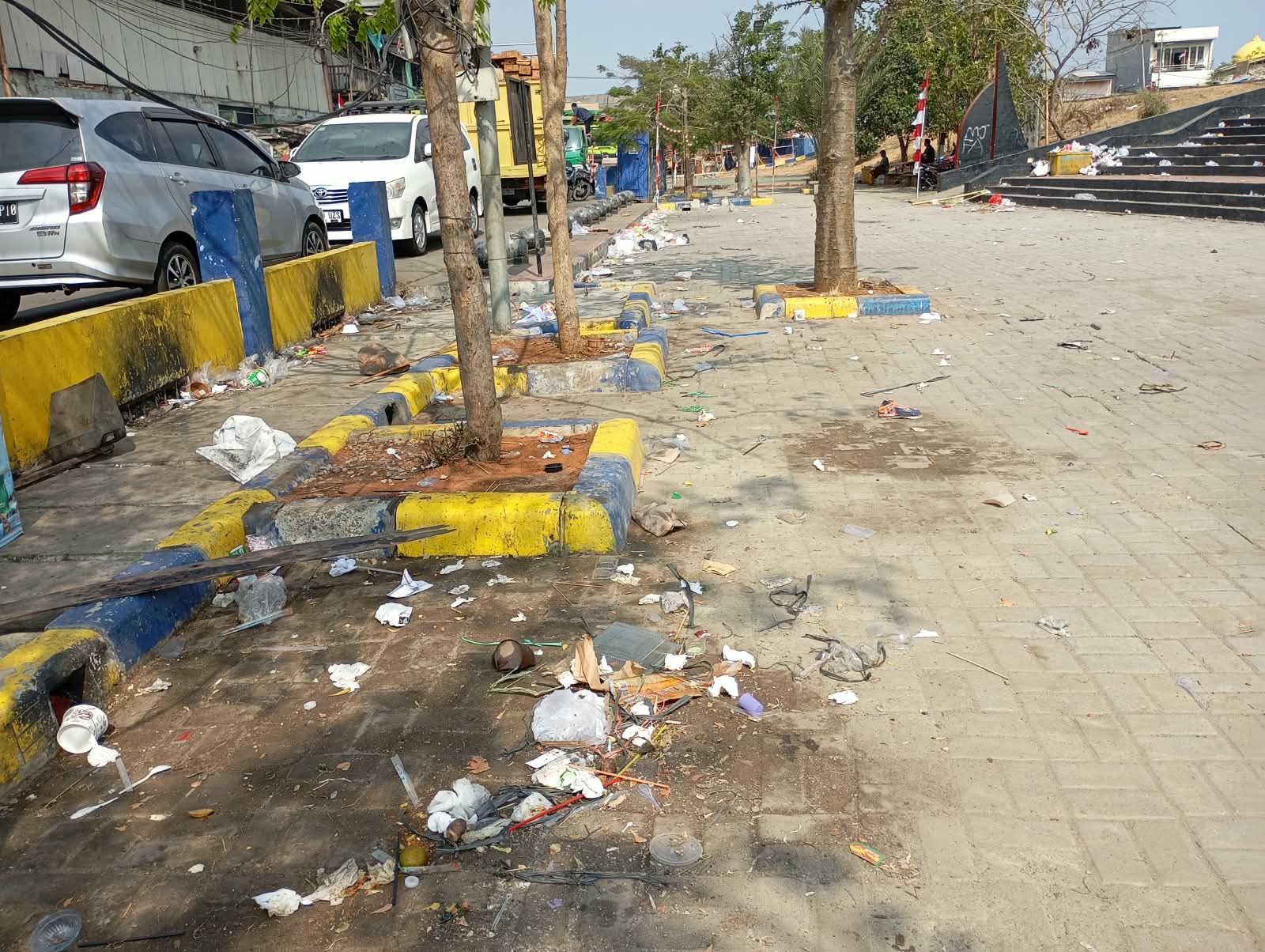 Menindaklanjuti Aduan Medsos terkait sampah berserakan di Area Plaza Kalibaru Pasca Kegiatan Festival Kalibaru 4