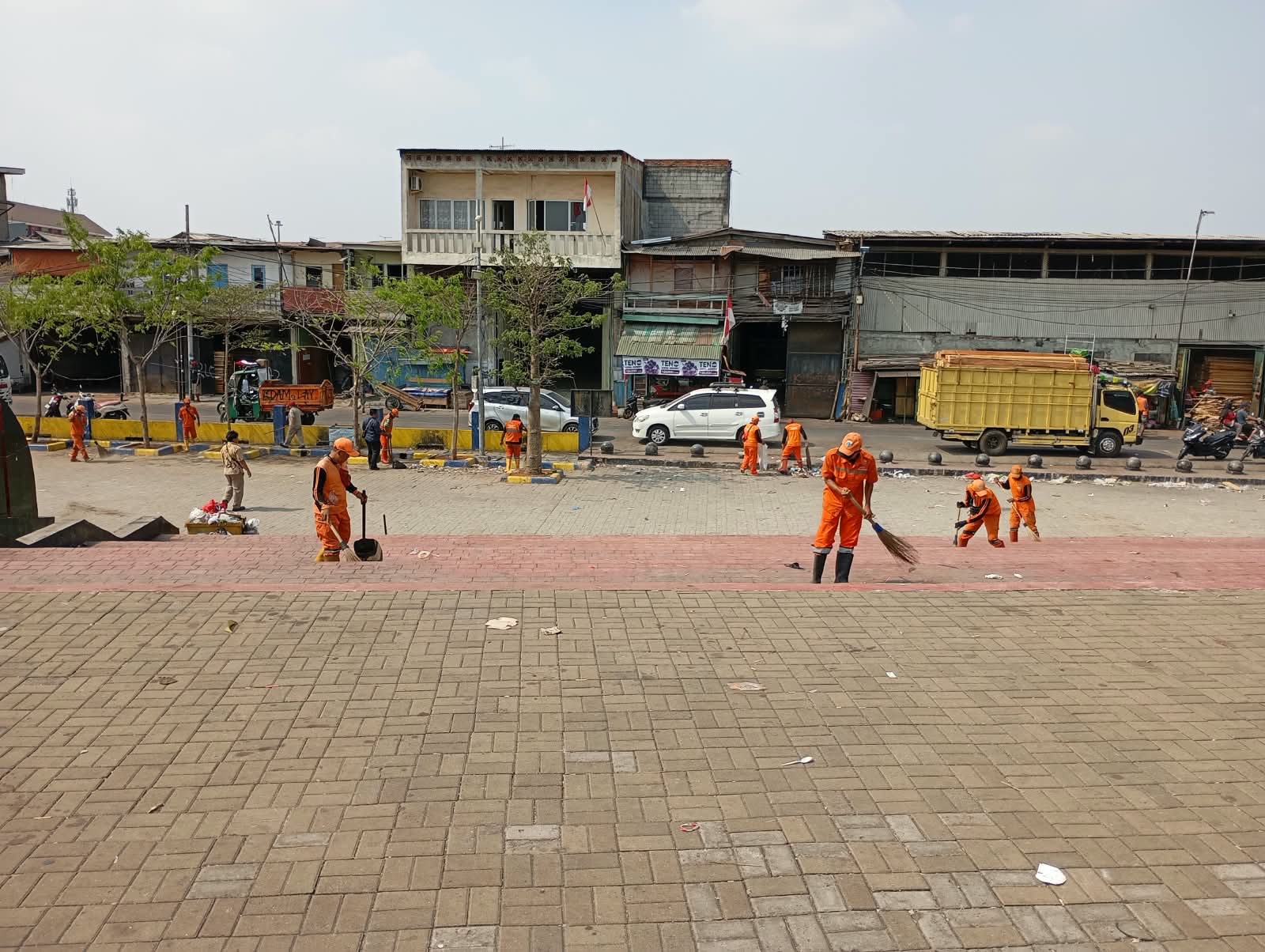 Menindaklanjuti Aduan Medsos terkait sampah berserakan di Area Plaza Kalibaru Pasca Kegiatan Festival Kalibaru 1