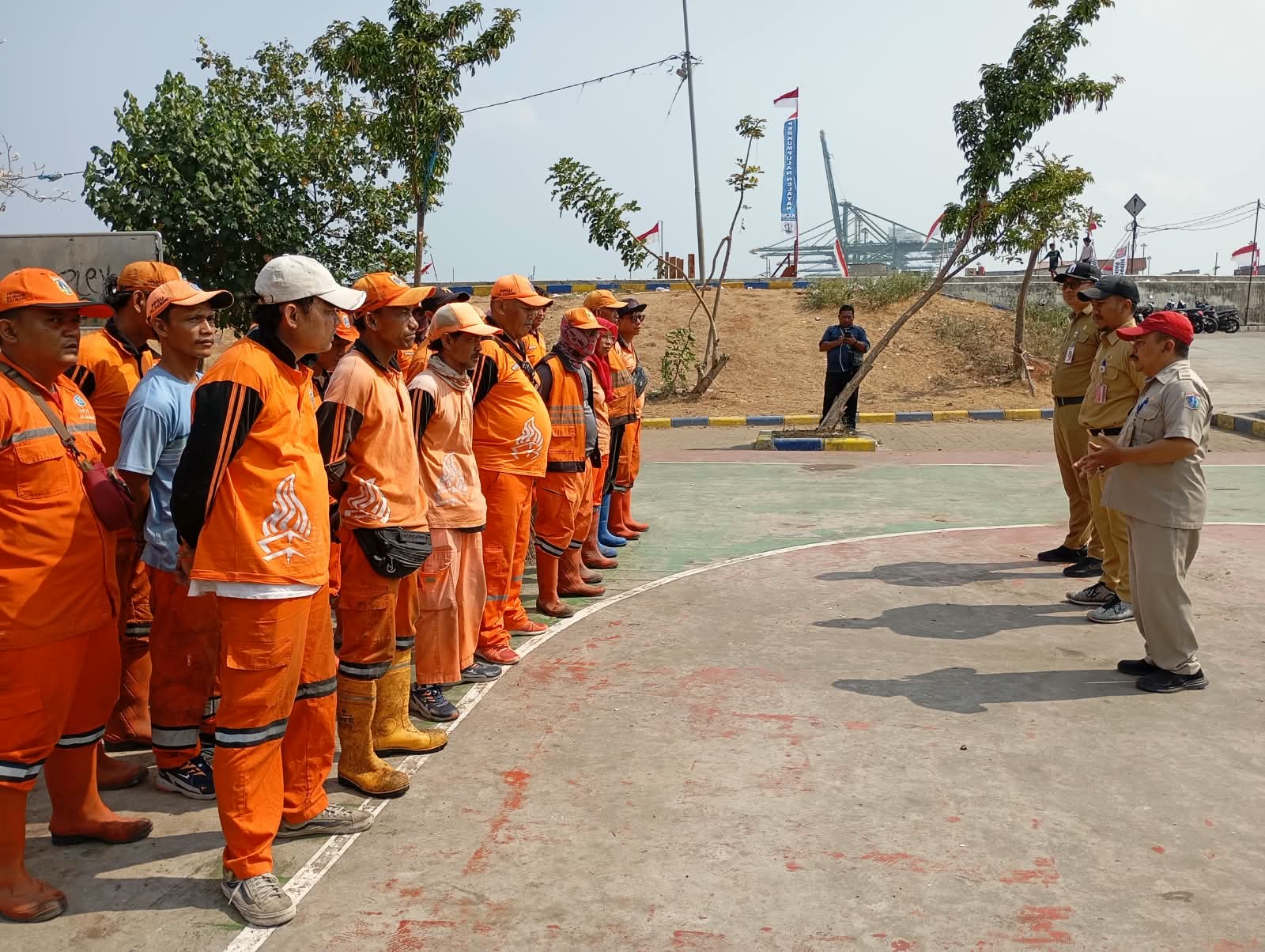 Menindaklanjuti Aduan Medsos terkait sampah berserakan di Area Plaza Kalibaru Pasca Kegiatan Festival Kalibaru 6