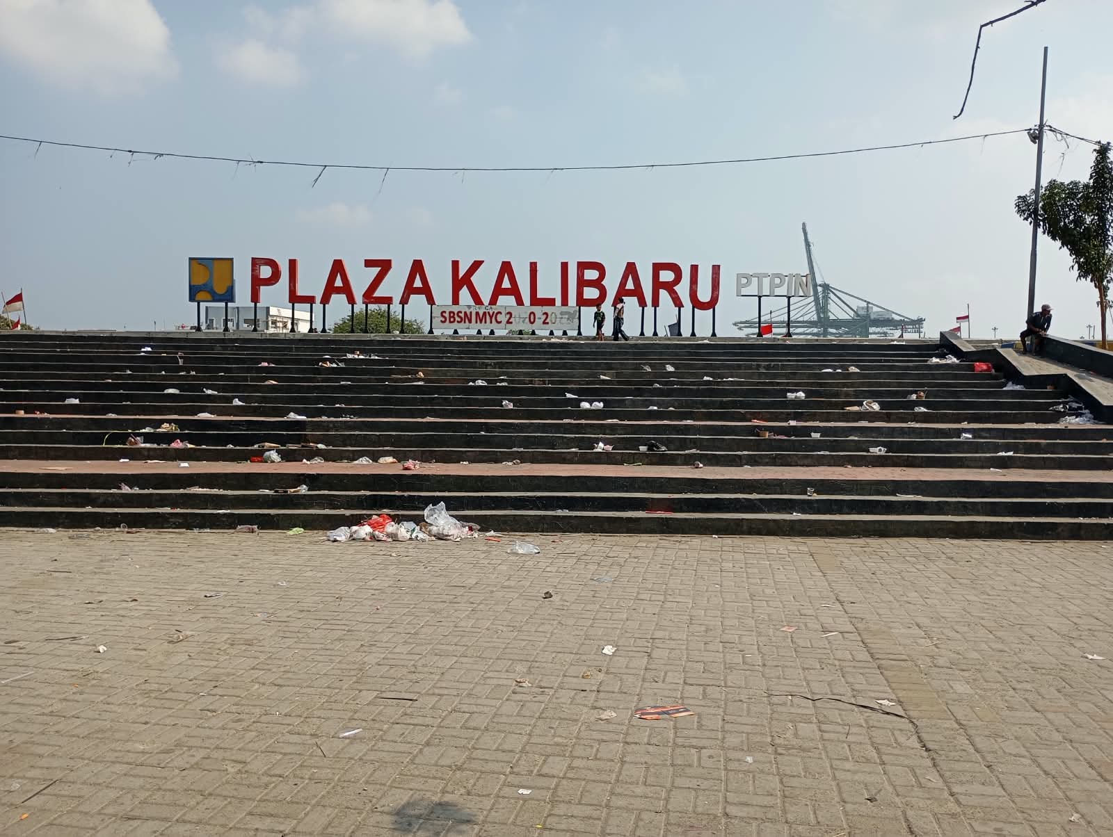 Menindaklanjuti Aduan Medsos terkait sampah berserakan di Area Plaza Kalibaru Pasca Kegiatan Festival Kalibaru 2