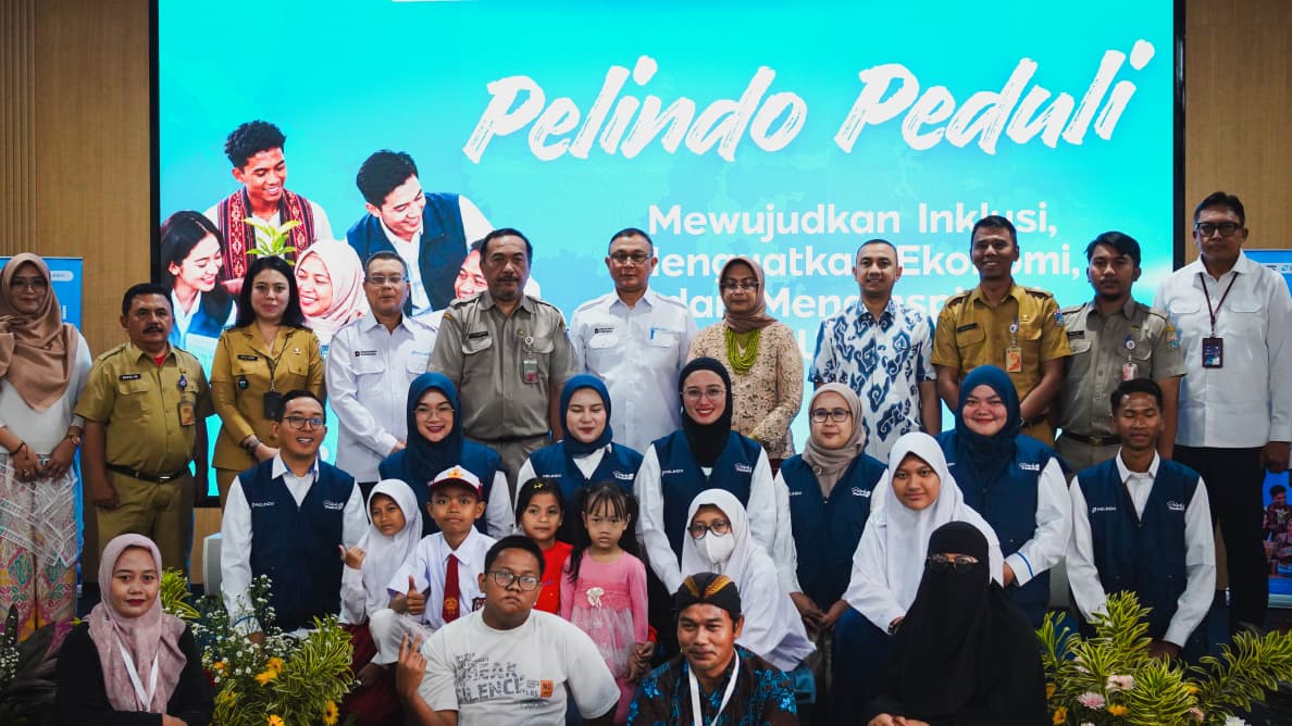 Penyerahan Simbolis Gerobak UMKM Pelindo Peduli 5