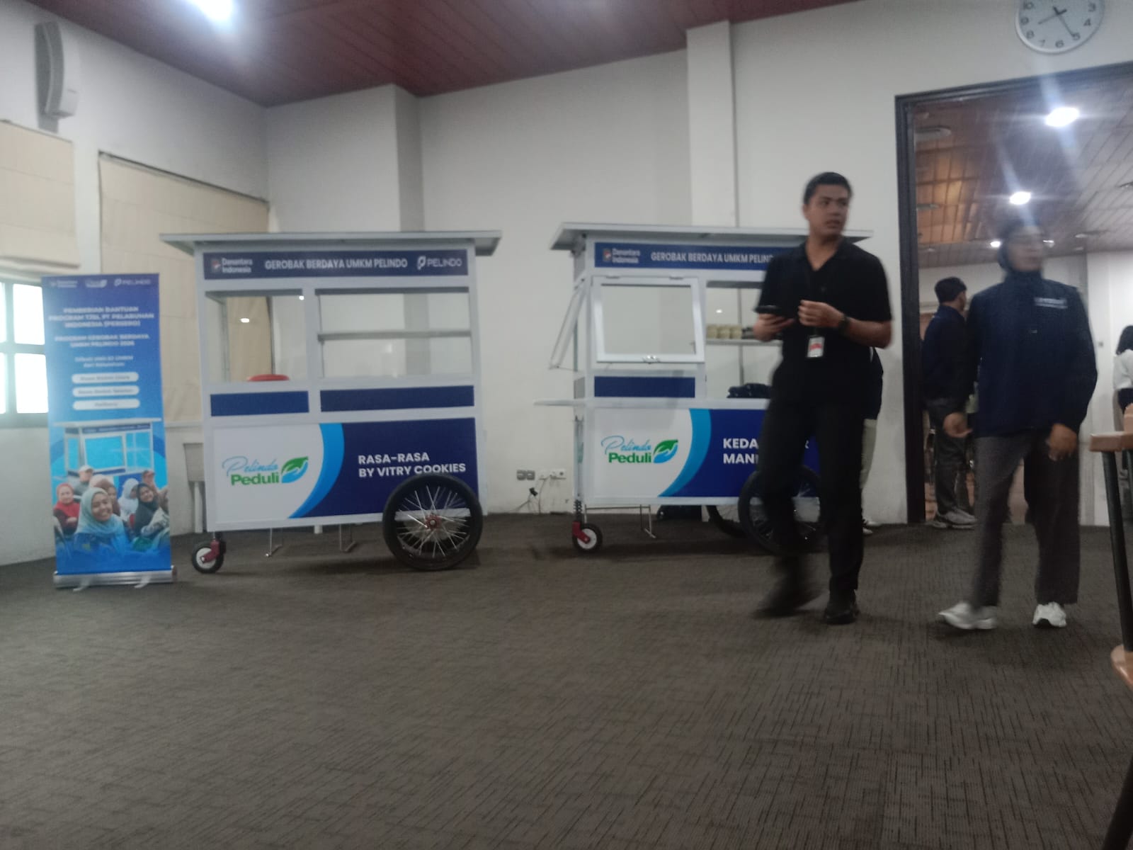 Penyerahan Simbolis Gerobak UMKM Pelindo Peduli 1