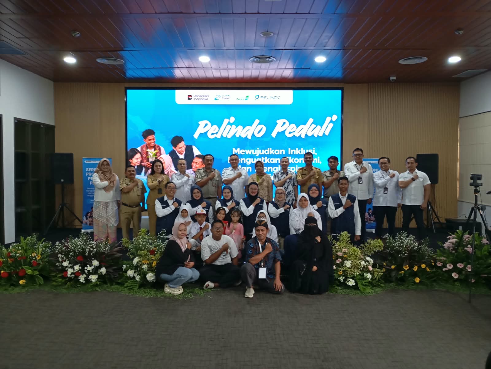 Penyerahan Simbolis Gerobak UMKM Pelindo Peduli 3