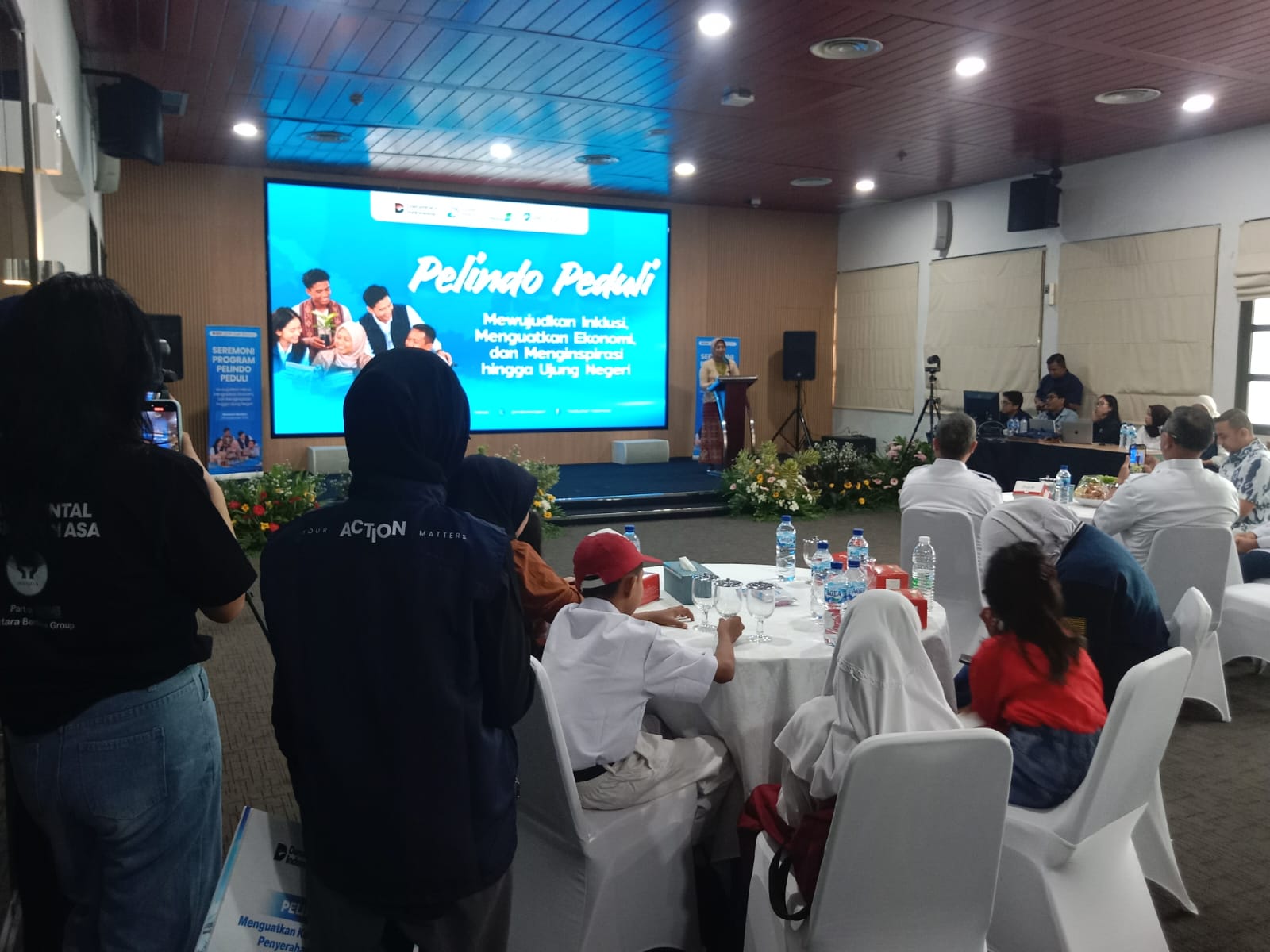 Penyerahan Simbolis Gerobak UMKM Pelindo Peduli 2