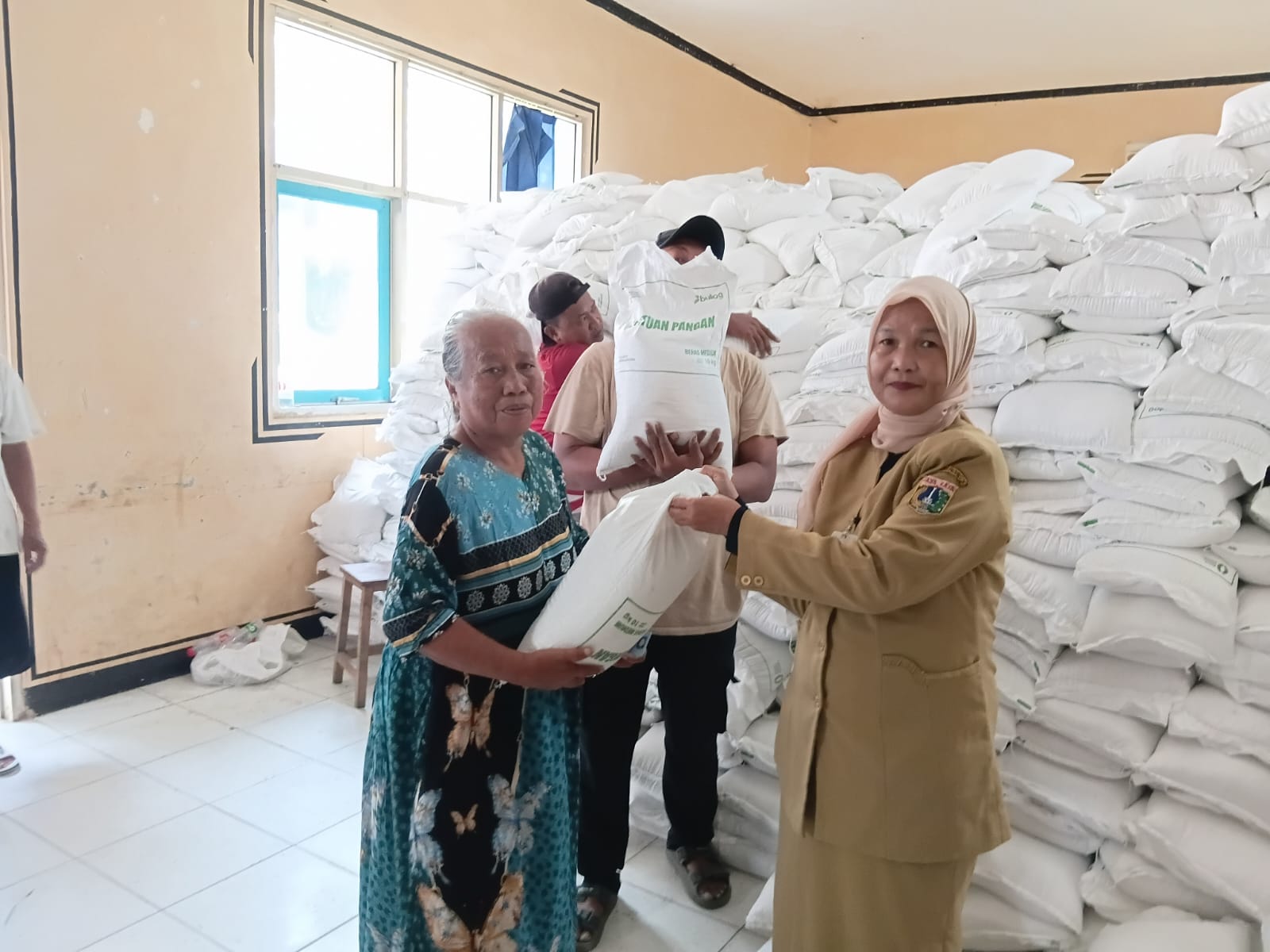 Pendistribusian Beras Bulog bagi 10.626 Warga Kelurahan Kalibaru 3