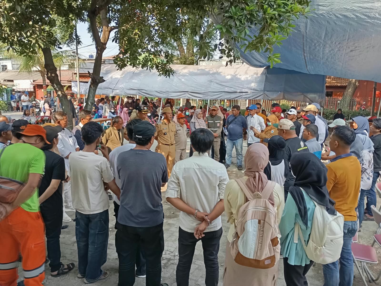 Pendistribusian Beras Bulog bagi 10.626 Warga Kelurahan Kalibaru 1