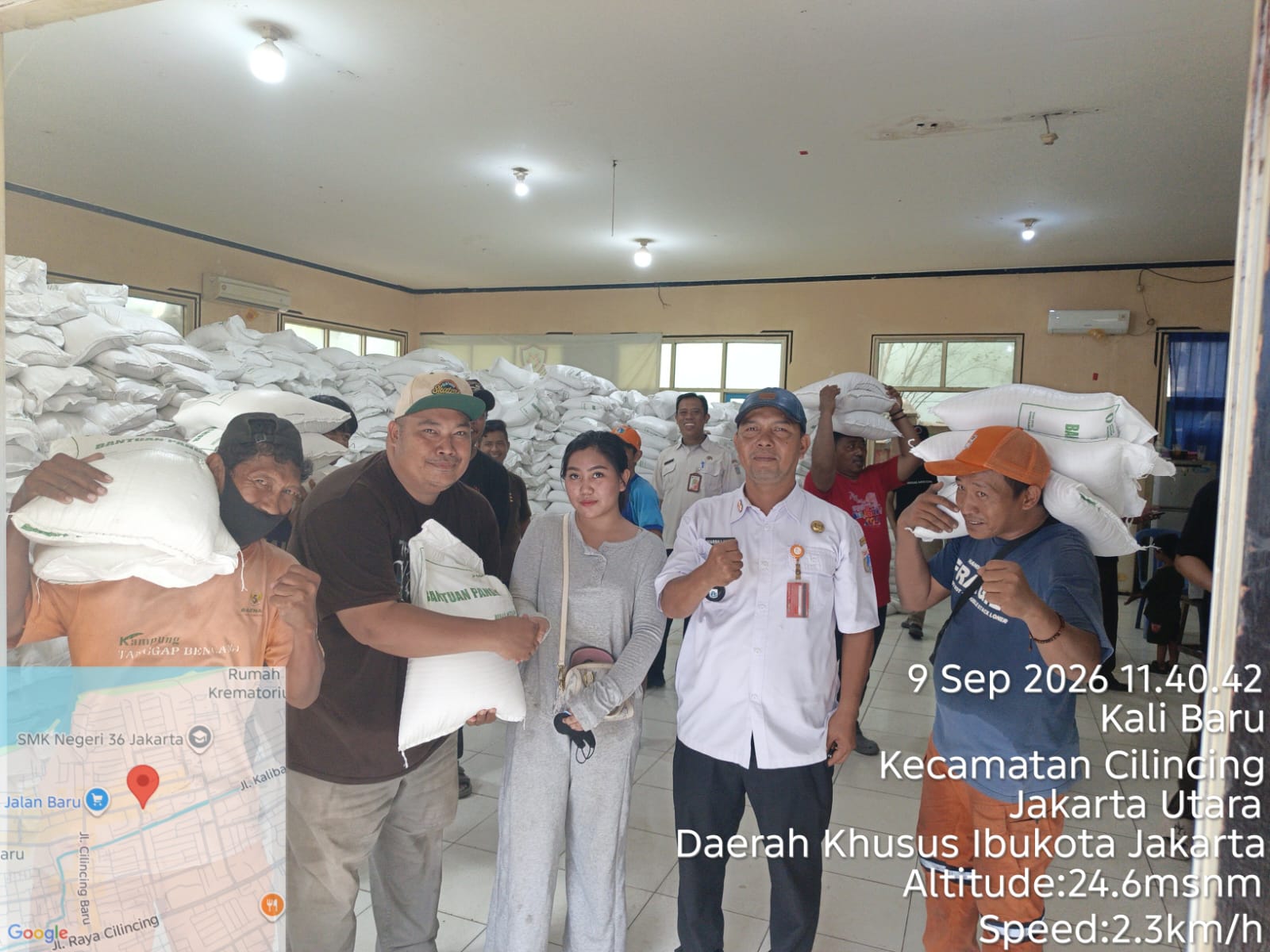 Pendistribusian Beras Bulog bagi 10.626 Warga Kelurahan Kalibaru 4