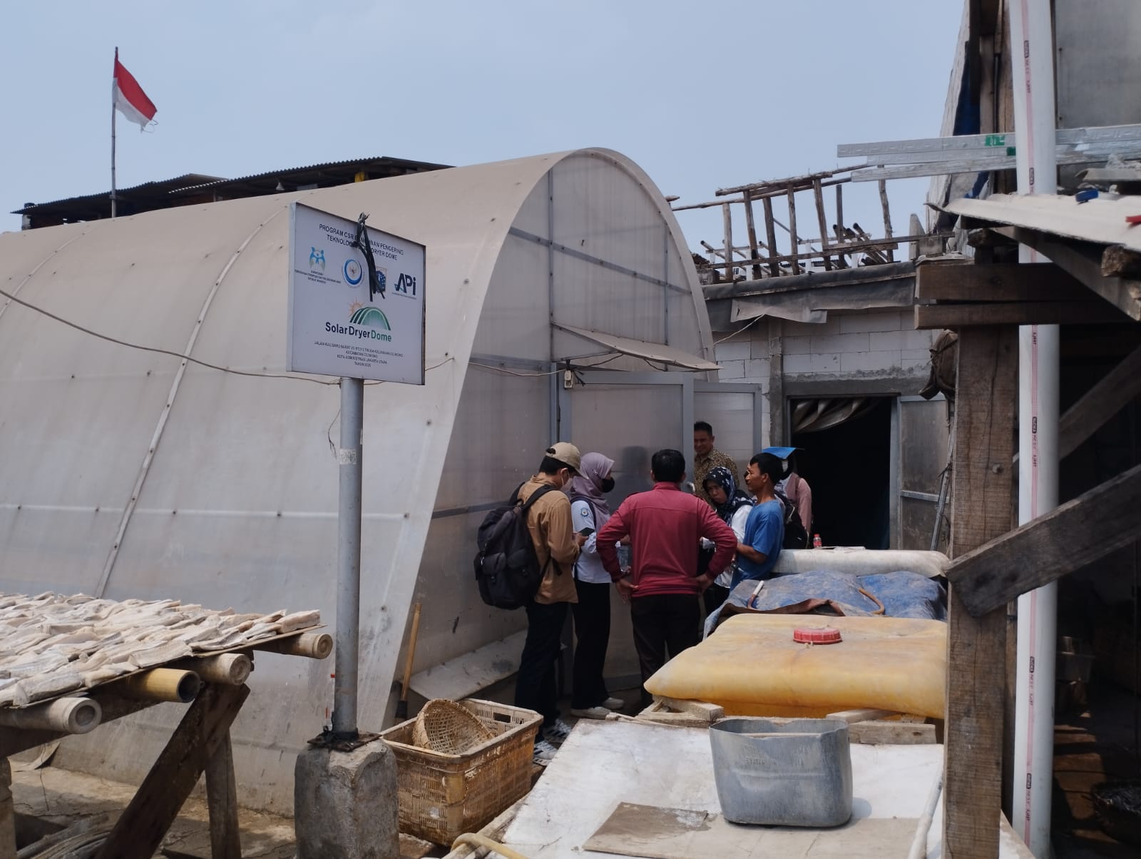 Monitoring Solar Dryer Dome (SDD) Penjemuran Ikan Asin di RT 012 RW 04 Kelurahan Kalibaru 3