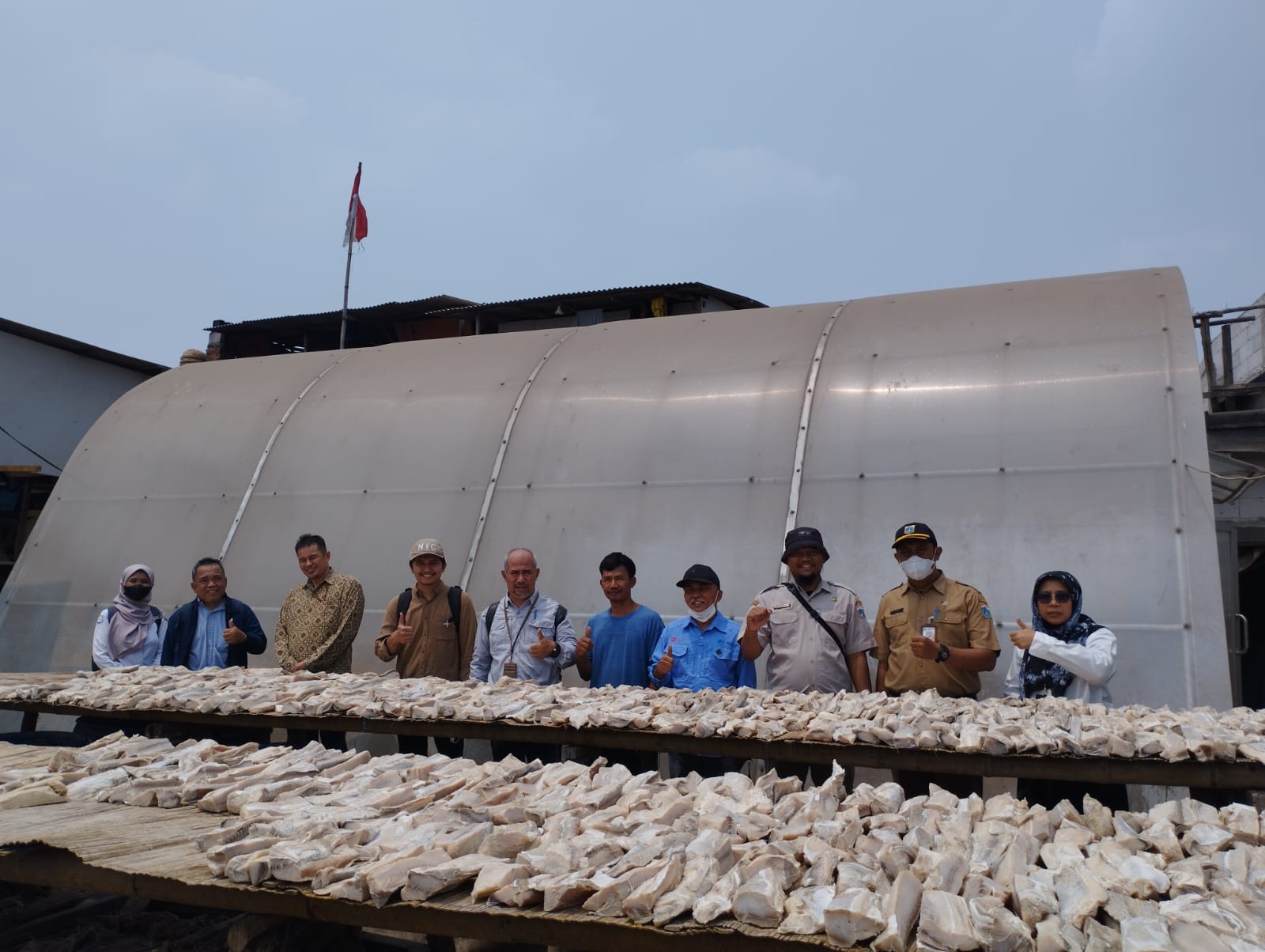 Monitoring Solar Dryer Dome (SDD) Penjemuran Ikan Asin di RT 012 RW 04 Kelurahan Kalibaru 4