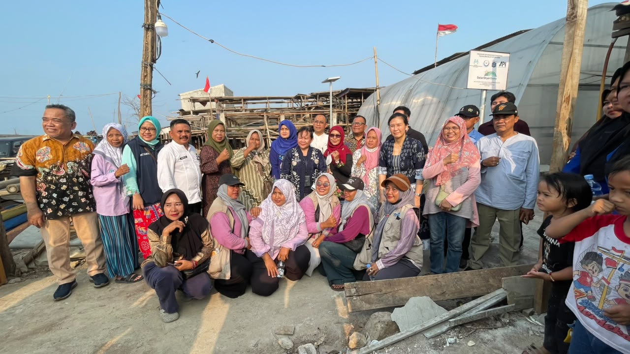 Wakil Menteri PPPA Kunjungi Kelurahan Kalibaru, Monitoring Solar Dryer Dome Penjemuran Ikan Asin 5