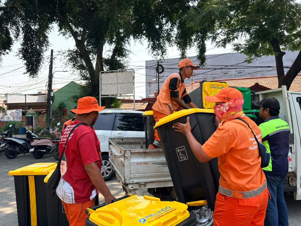 Serah Terima Alat Pendukung Kebersihan Tempat Sampah dari PT Pelindo 2