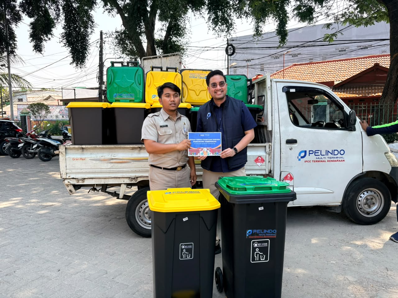 Serah Terima Alat Pendukung Kebersihan Tempat Sampah dari PT Pelindo 5