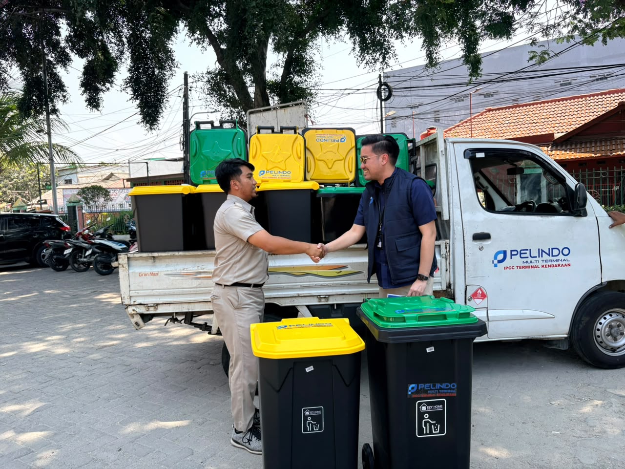 Serah Terima Alat Pendukung Kebersihan Tempat Sampah dari PT Pelindo 3