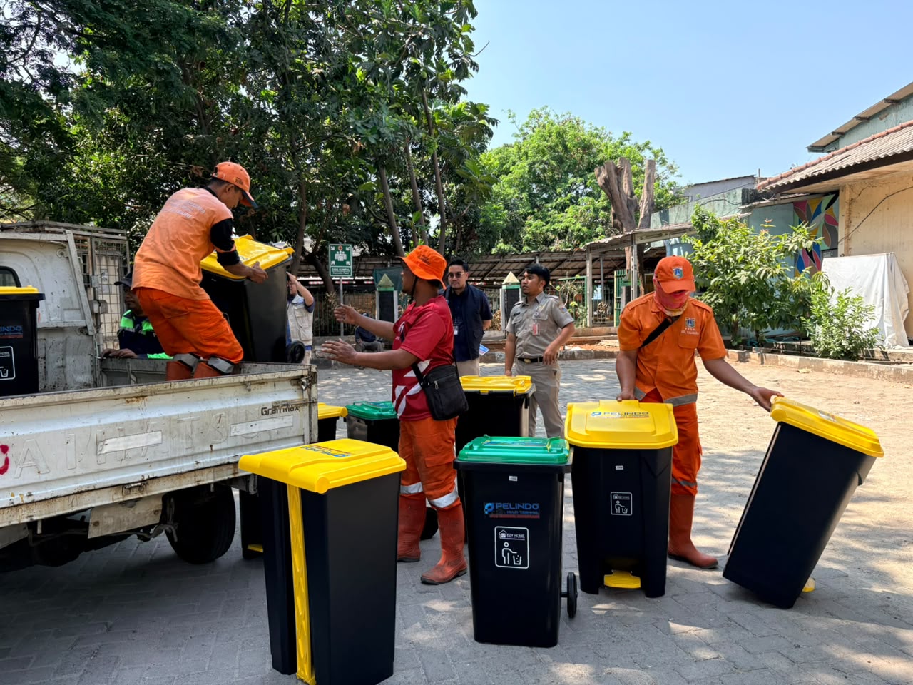 Serah Terima Alat Pendukung Kebersihan Tempat Sampah dari PT Pelindo 1