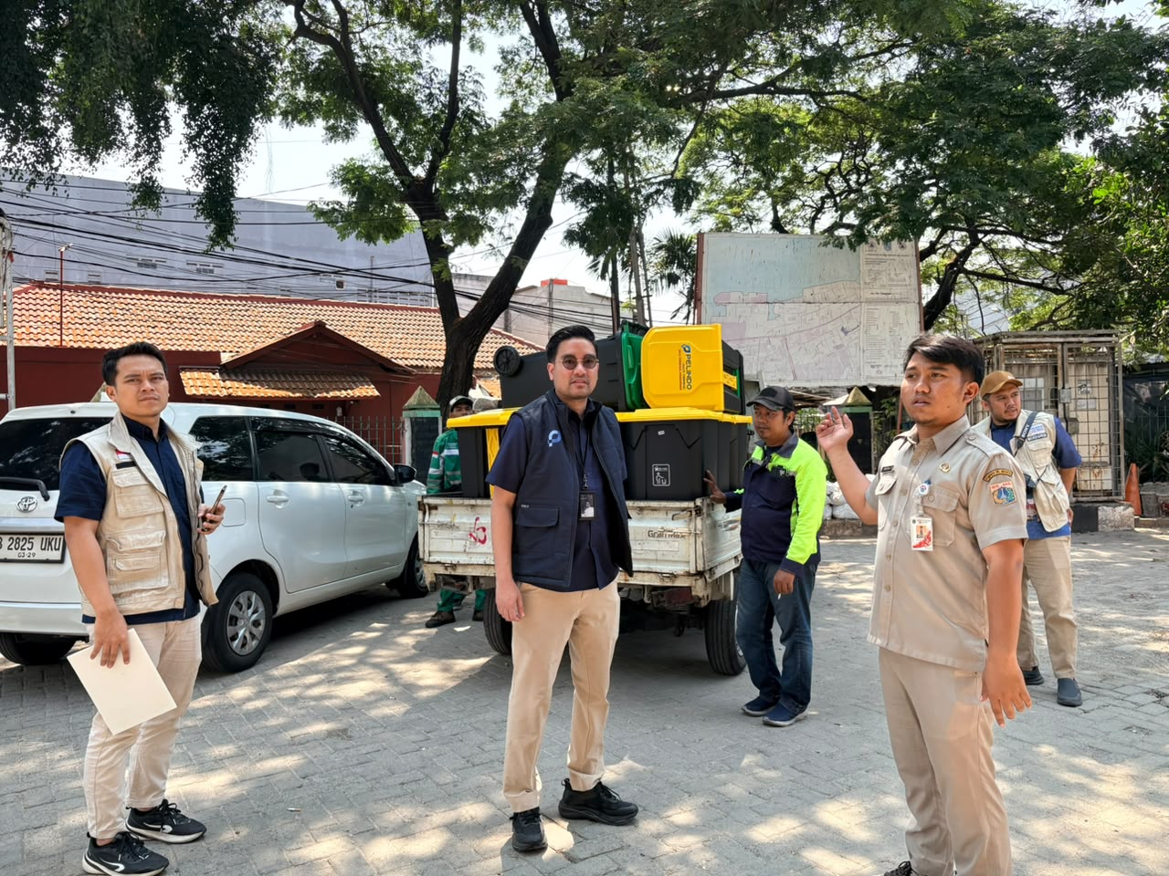 Serah Terima Alat Pendukung Kebersihan Tempat Sampah dari PT Pelindo 4