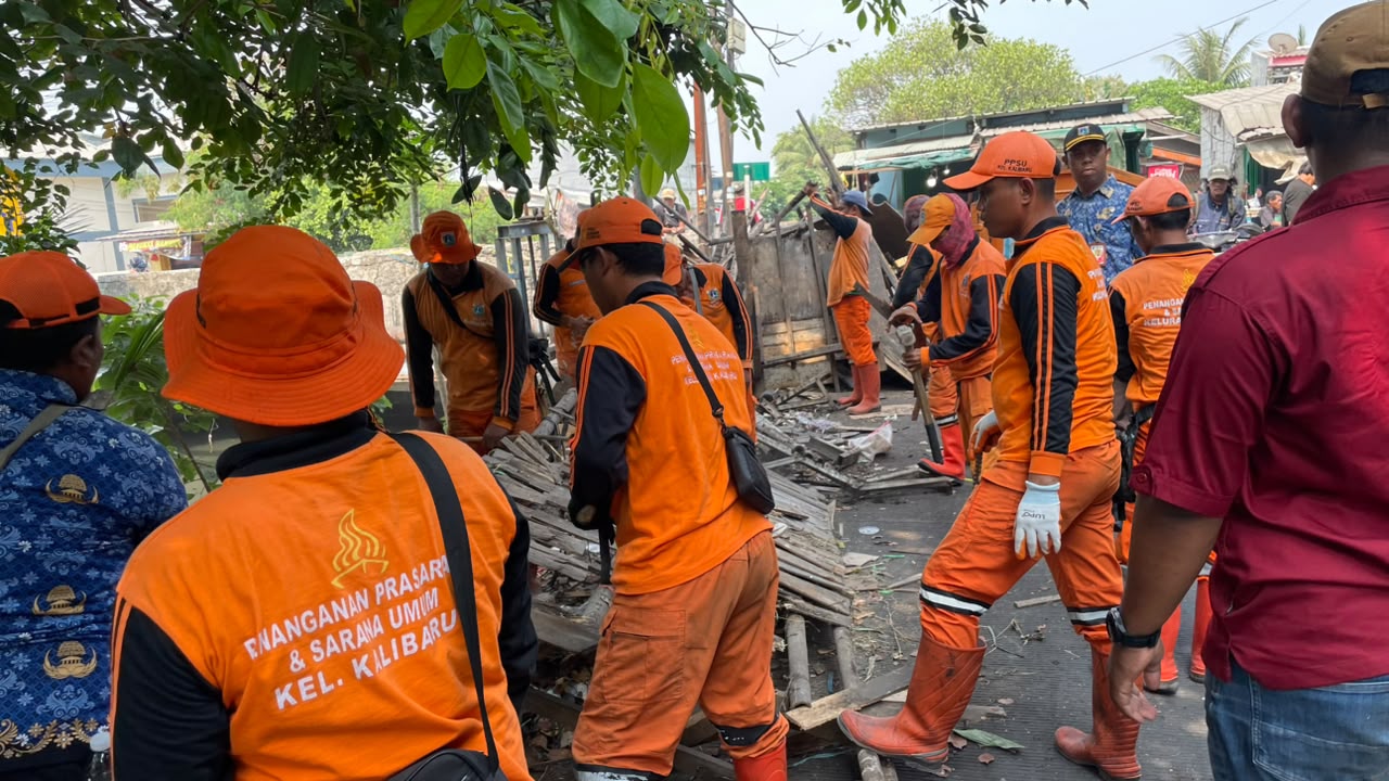 Tertibkan Bangunan Serta Parkir Liar di Jalan Inspeksi Kali Bang Lio 1