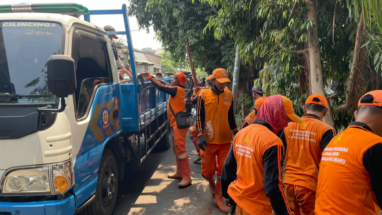 Tertibkan Bangunan Serta Parkir Liar di Jalan Inspeksi Kali Bang Lio 4