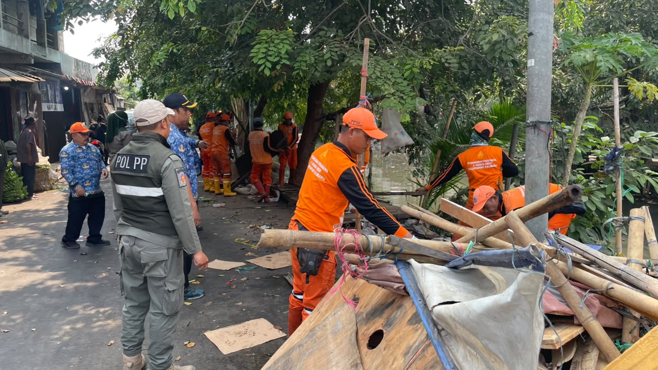 Tertibkan Bangunan Serta Parkir Liar di Jalan Inspeksi Kali Bang Lio 3
