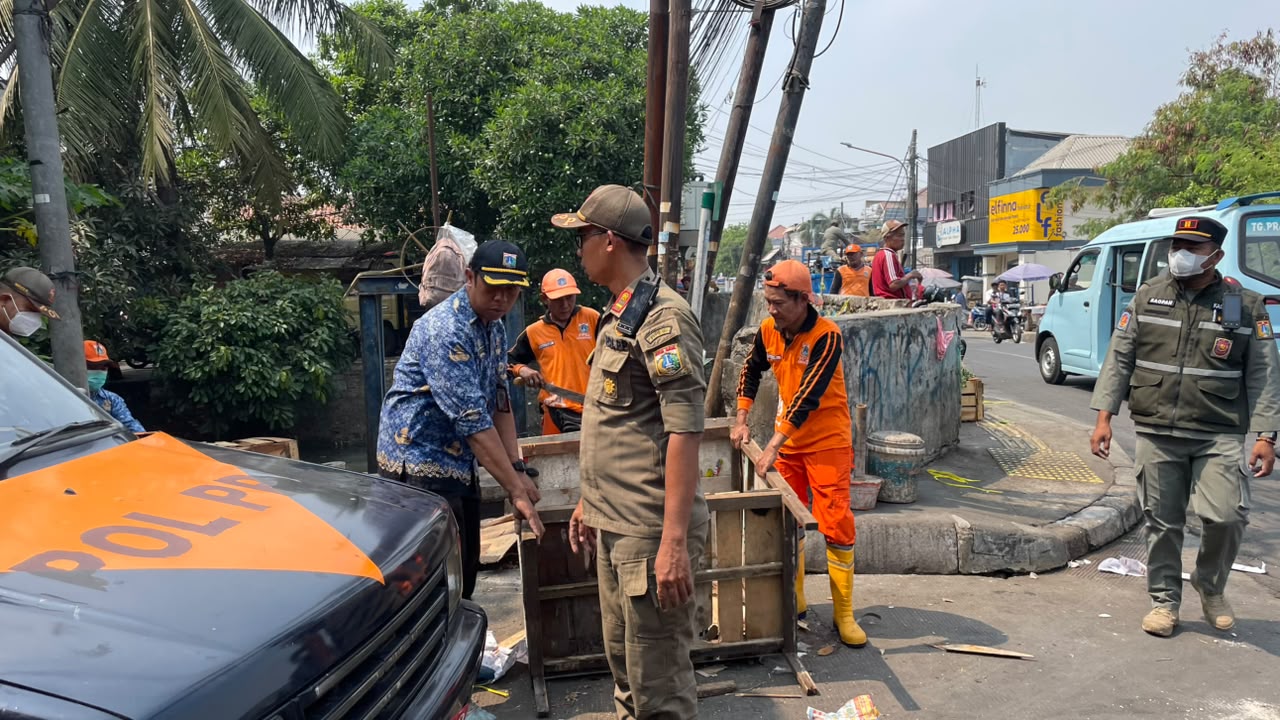 Tertibkan Bangunan Serta Parkir Liar di Jalan Inspeksi Kali Bang Lio 5