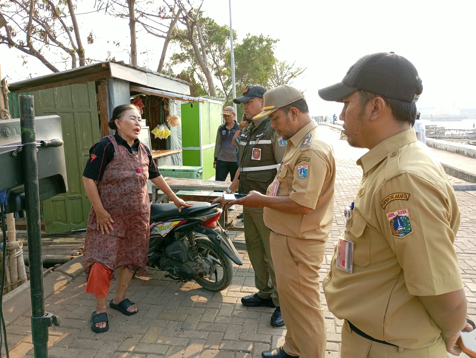 Jajaran Kelurahan Kalibaru memberikan imbauan kepada para pedagang yang beraktivitas di kawasan Tanggul Wika RW 03 dan RW 14, Kelurahan Kalibaru 4