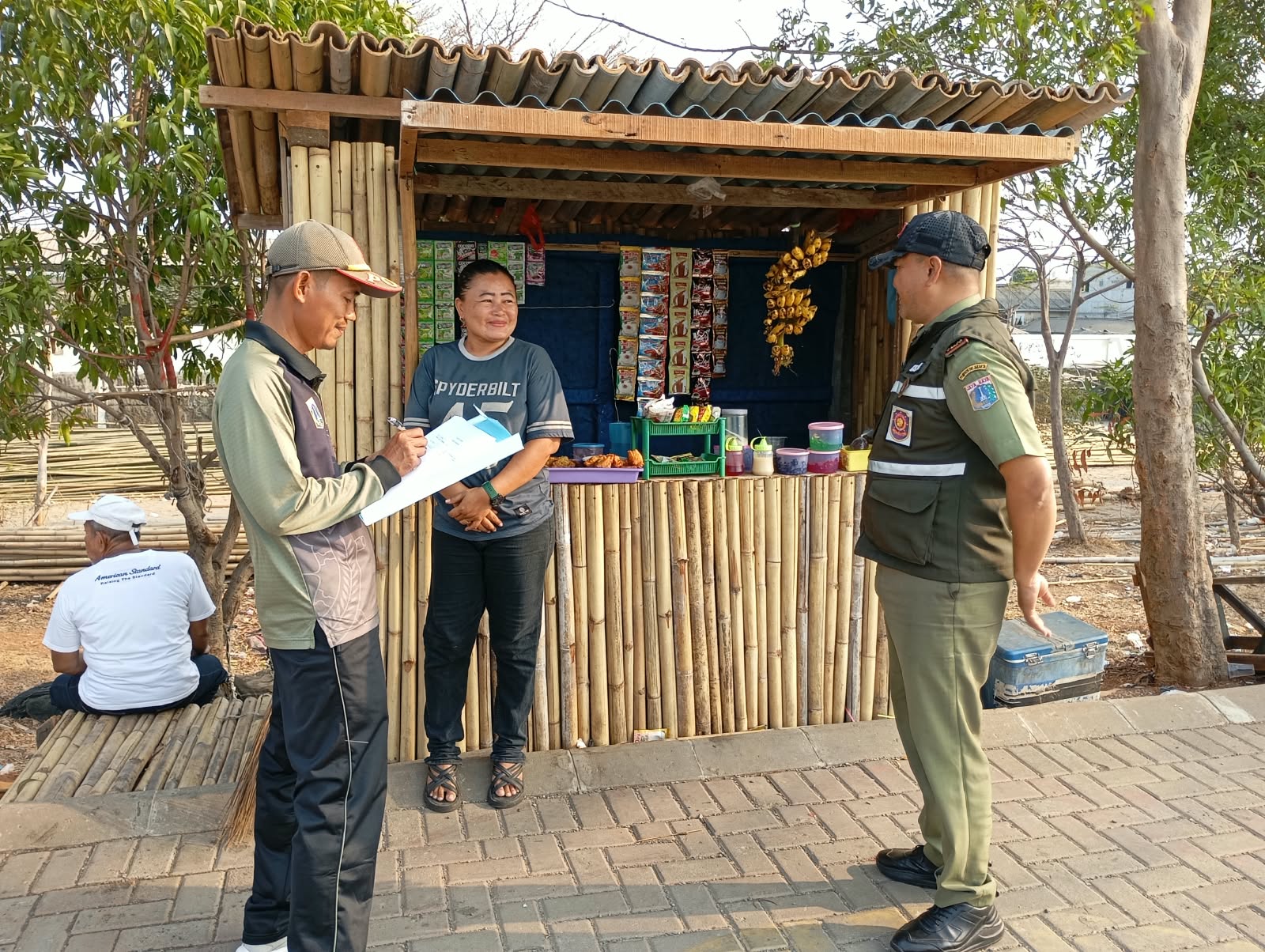 Jajaran Kelurahan Kalibaru memberikan imbauan kepada para pedagang yang beraktivitas di kawasan Tanggul Wika RW 03 dan RW 14, Kelurahan Kalibaru 1