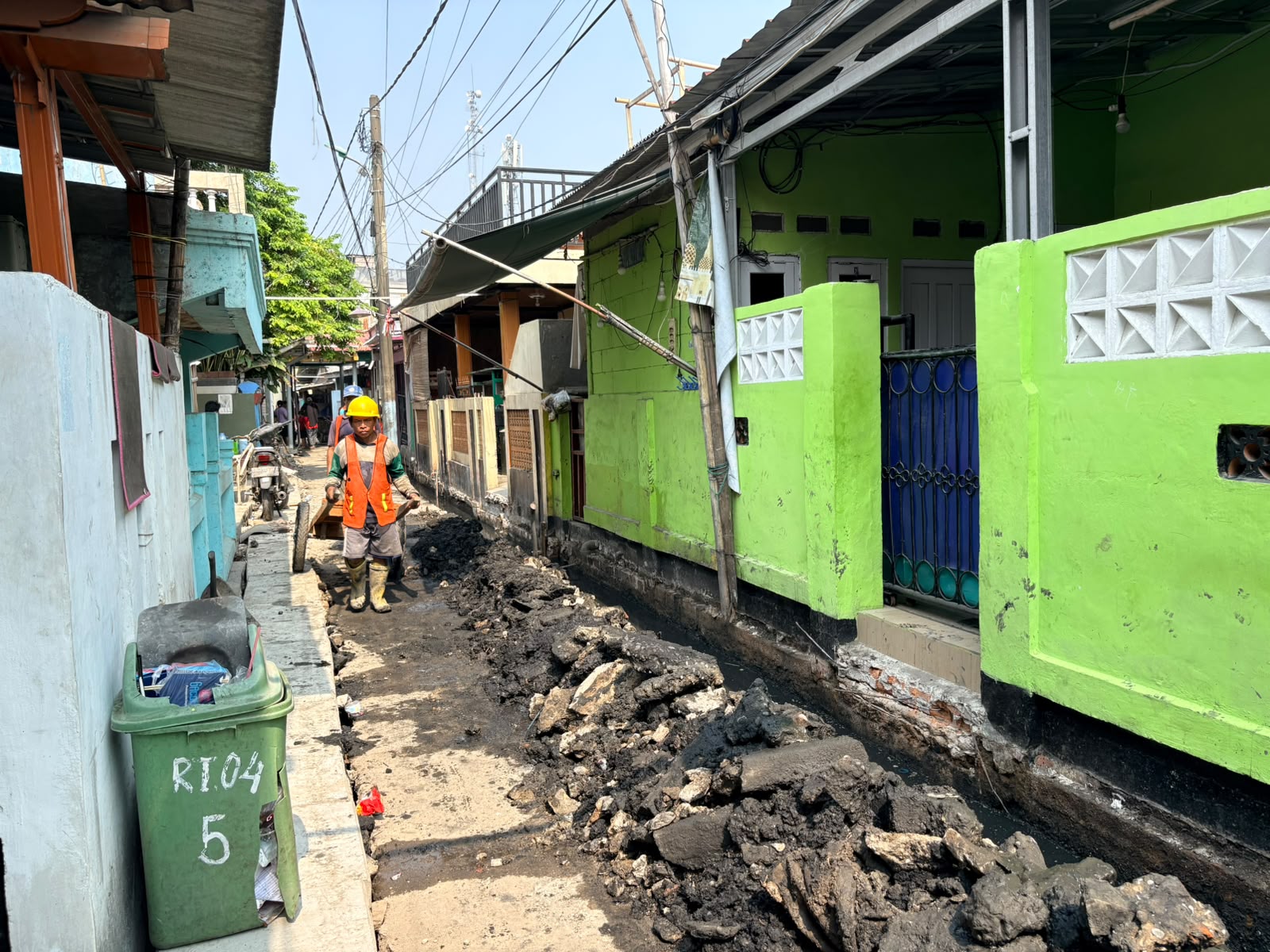 Lurah Kalibaru Monitoring Perluasan Saluran di Jl Kalibaru Timur RT.004/RW.003 3