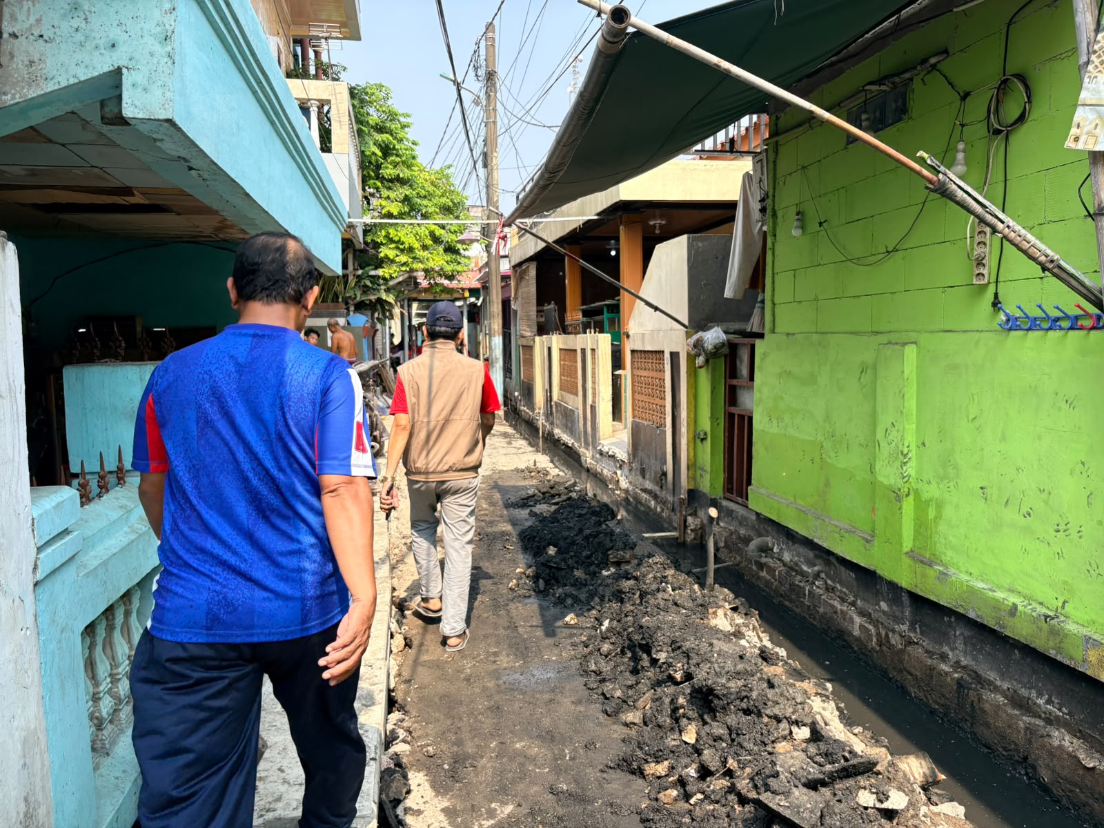 Lurah Kalibaru Monitoring Perluasan Saluran di Jl Kalibaru Timur RT.004/RW.003 2