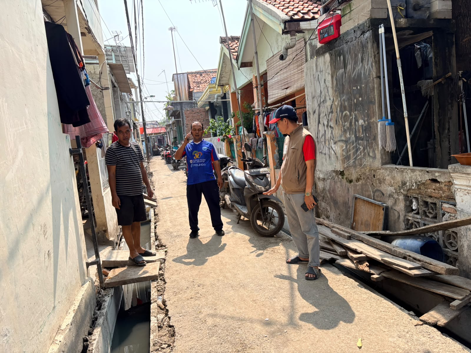 Lurah Kalibaru Monitoring Perluasan Saluran di Jl Kalibaru Timur RT.004/RW.003 1