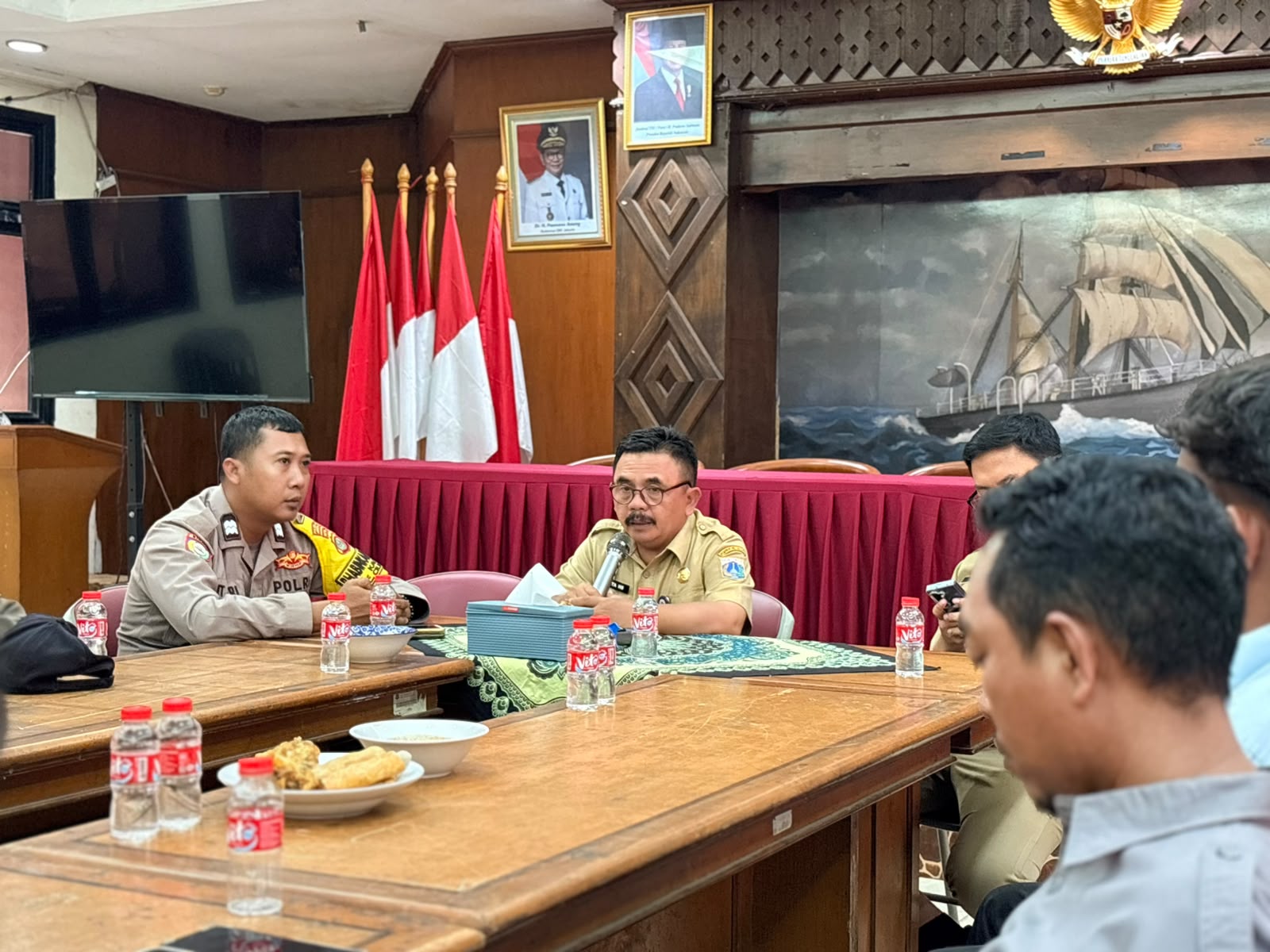 Kelurahan Kalibaru Gelar Rapat Koordinasi Pengamanan Lingkungan Kantor 3