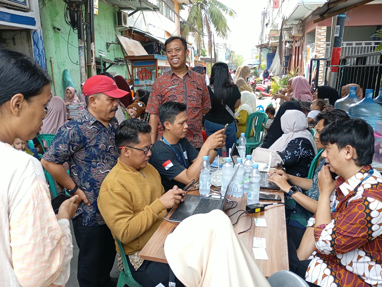 Tingkatkan Pelayanan Adminduk, Pemkel Kalibaru Serahkan Akta Kelahiran dan IKD Secara Simbolis di RW 014 3